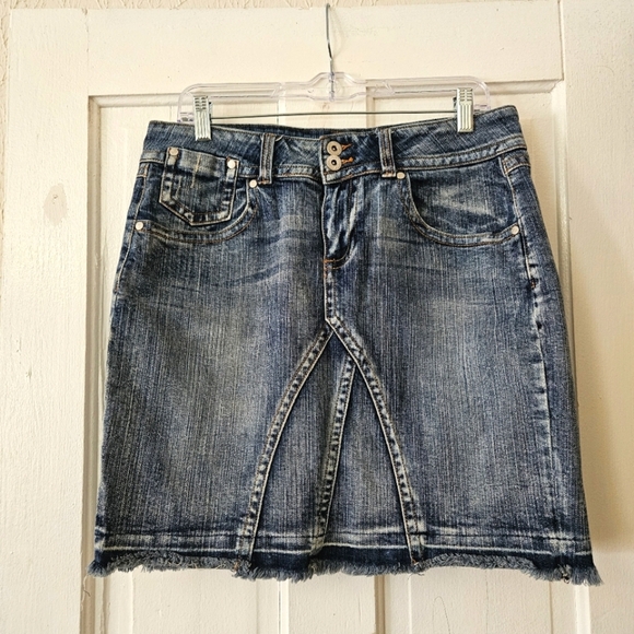 Younique Women’s Denim Mini Skirt 5-Pocket Design, Raw Hem Junior's Size 11 - Picture 1 of 8